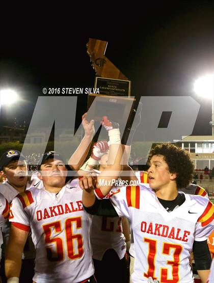 Thumbnail 2 in Bishop's vs. Oakdale (CIF State Division 3A Final) photogallery.