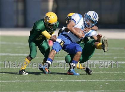 Thumbnail 3 in Community Harvest vs. Animo Robinson (LACS 8 Man Final) photogallery.