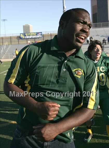 Thumbnail 3 in Community Harvest vs. Animo Robinson (LACS 8 Man Final) photogallery.