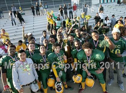 Thumbnail 3 in Community Harvest vs. Animo Robinson (LACS 8 Man Final) photogallery.