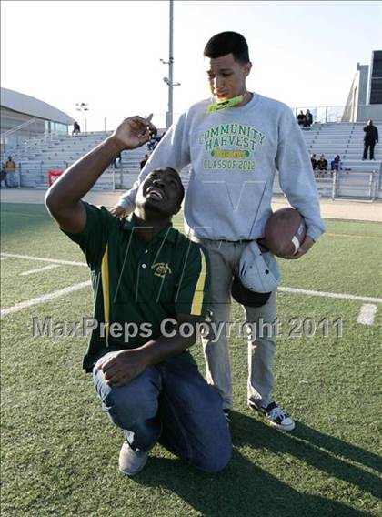 Thumbnail 2 in Community Harvest vs. Animo Robinson (LACS 8 Man Final) photogallery.
