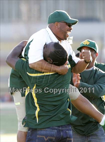Thumbnail 2 in Community Harvest vs. Animo Robinson (LACS 8 Man Final) photogallery.