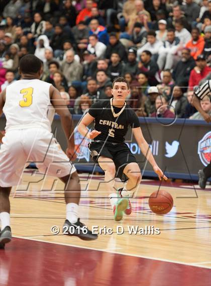 Thumbnail 1 in Putnam Vo-Tech vs. Central (Spalding Hoophall Classic) photogallery.