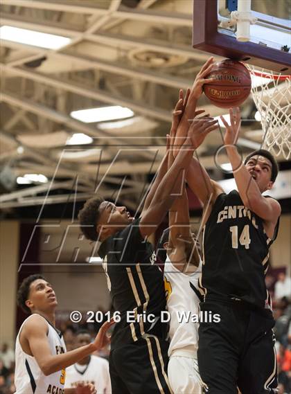 Thumbnail 3 in Putnam Vo-Tech vs. Central (Spalding Hoophall Classic) photogallery.