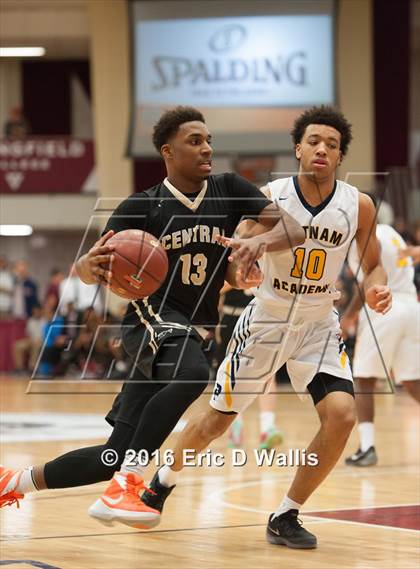 Thumbnail 1 in Putnam Vo-Tech vs. Central (Spalding Hoophall Classic) photogallery.