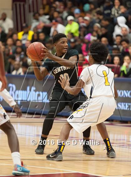 Thumbnail 3 in Putnam Vo-Tech vs. Central (Spalding Hoophall Classic) photogallery.