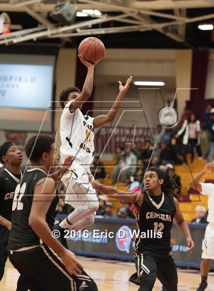 Thumbnail 1 in Putnam Vo-Tech vs. Central (Spalding Hoophall Classic) photogallery.