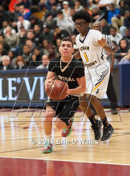 Thumbnail 1 in Putnam Vo-Tech vs. Central (Spalding Hoophall Classic) photogallery.