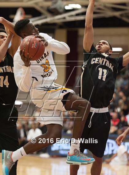 Thumbnail 1 in Putnam Vo-Tech vs. Central (Spalding Hoophall Classic) photogallery.
