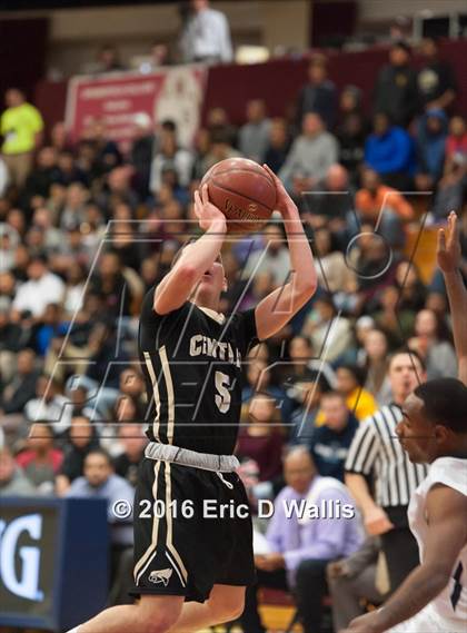 Thumbnail 1 in Putnam Vo-Tech vs. Central (Spalding Hoophall Classic) photogallery.