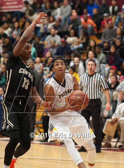 Thumbnail 1 in Putnam Vo-Tech vs. Central (Spalding Hoophall Classic) photogallery.