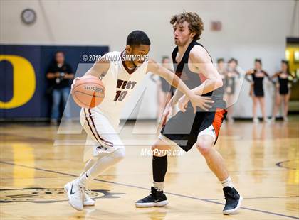 Thumbnail 2 in Edwardsville vs. Belleville West (IHSA 4A Regional Final) photogallery.