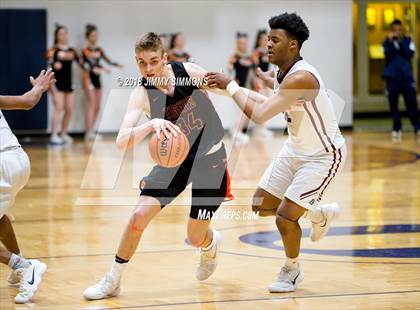 Thumbnail 1 in Edwardsville vs. Belleville West (IHSA 4A Regional Final) photogallery.