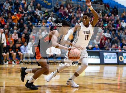 Thumbnail 1 in Edwardsville vs. Belleville West (IHSA 4A Regional Final) photogallery.
