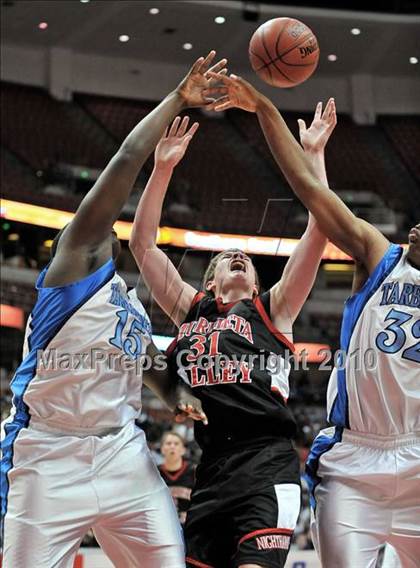 Thumbnail 1 in Compton vs. Murrieta Valley (CIF SS D2AA Final) photogallery.
