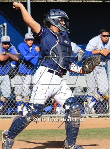 Thumbnail 3 in La Salle vs Bishop Amat photogallery.