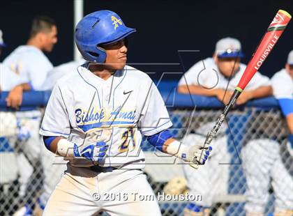 Thumbnail 3 in La Salle vs Bishop Amat photogallery.