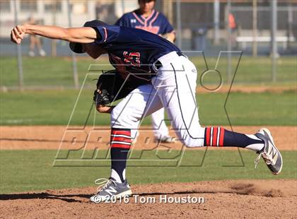 Thumbnail 2 in La Salle vs Bishop Amat photogallery.