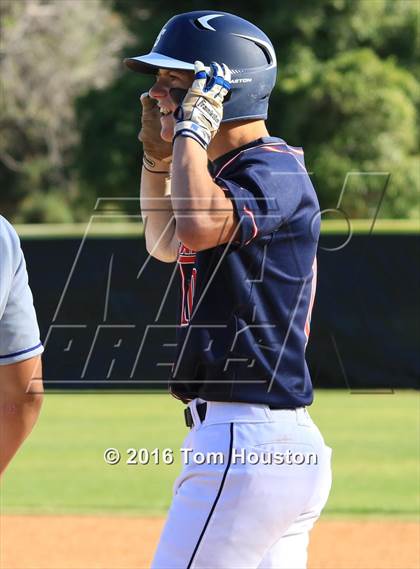 Thumbnail 3 in La Salle vs Bishop Amat photogallery.