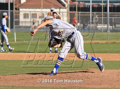 Thumbnail 3 in La Salle vs Bishop Amat photogallery.