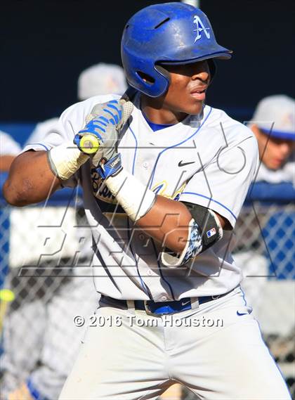 Thumbnail 2 in La Salle vs Bishop Amat photogallery.