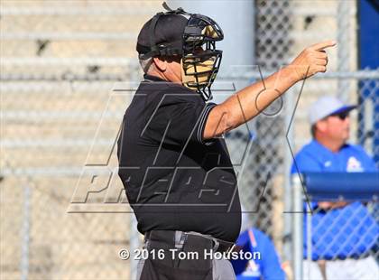 Thumbnail 3 in La Salle vs Bishop Amat photogallery.