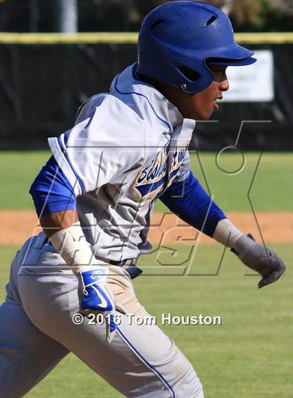 Thumbnail 2 in La Salle vs Bishop Amat photogallery.