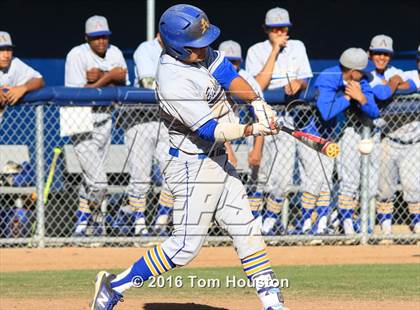 Thumbnail 3 in La Salle vs Bishop Amat photogallery.