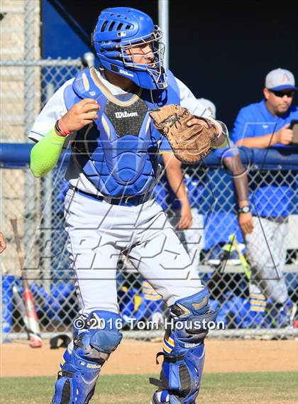 Thumbnail 2 in La Salle vs Bishop Amat photogallery.