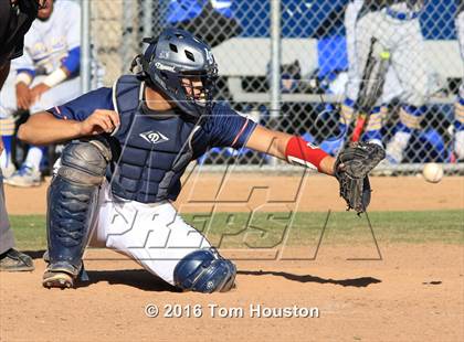 Thumbnail 3 in La Salle vs Bishop Amat photogallery.