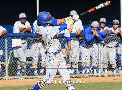 Thumbnail 1 in La Salle vs Bishop Amat photogallery.