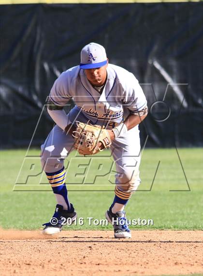 Thumbnail 3 in La Salle vs Bishop Amat photogallery.