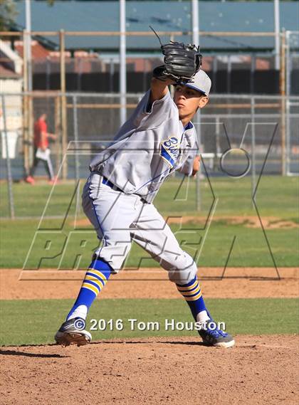 Thumbnail 2 in La Salle vs Bishop Amat photogallery.