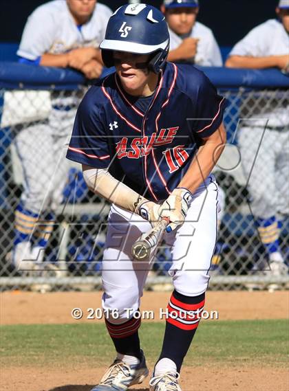 Thumbnail 3 in La Salle vs Bishop Amat photogallery.