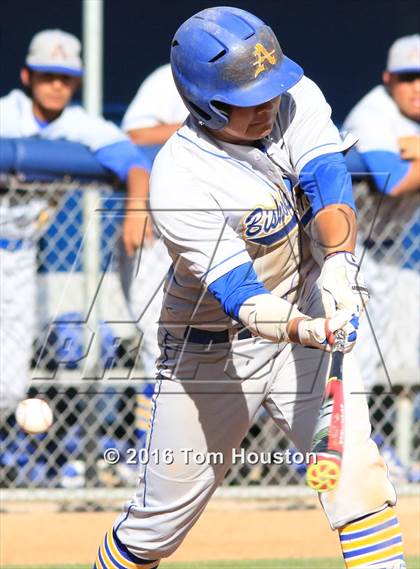 Thumbnail 3 in La Salle vs Bishop Amat photogallery.