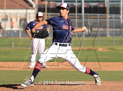 Thumbnail 3 in La Salle vs Bishop Amat photogallery.