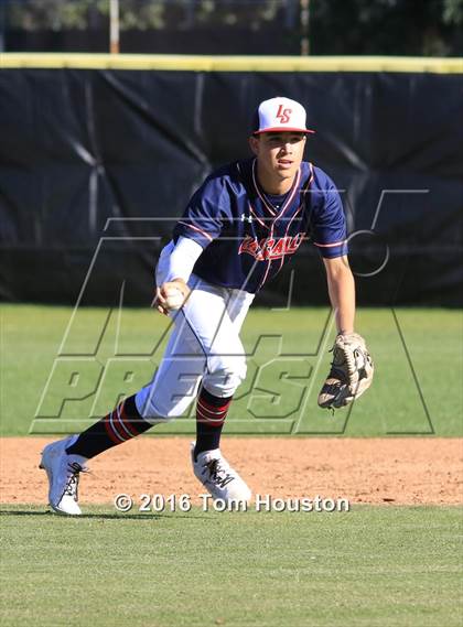 Thumbnail 3 in La Salle vs Bishop Amat photogallery.
