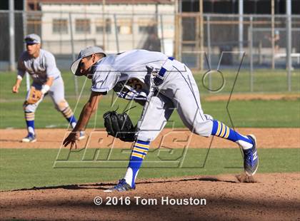 Thumbnail 3 in La Salle vs Bishop Amat photogallery.