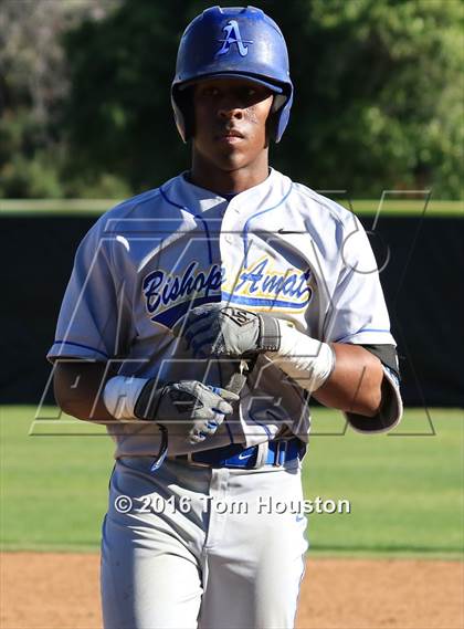 Thumbnail 3 in La Salle vs Bishop Amat photogallery.