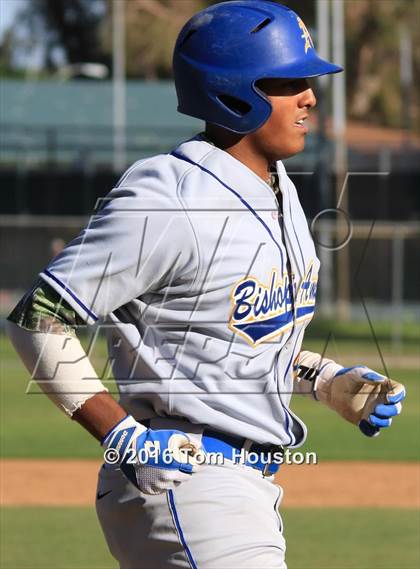 Thumbnail 3 in La Salle vs Bishop Amat photogallery.
