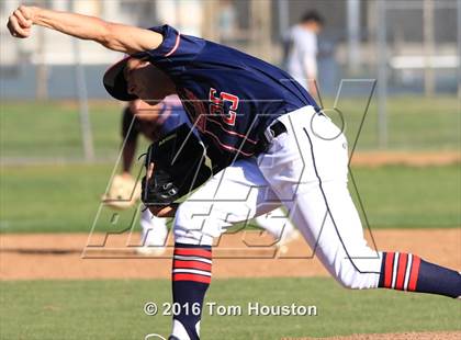Thumbnail 1 in La Salle vs Bishop Amat photogallery.