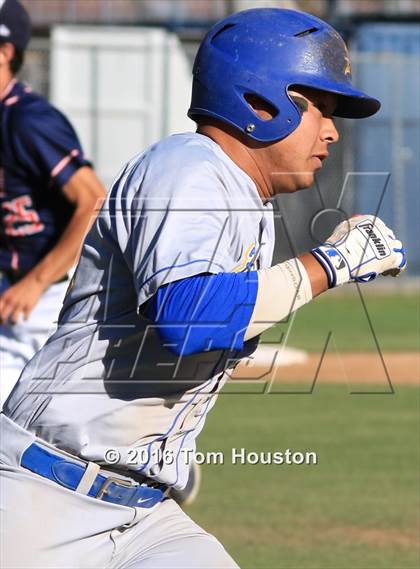 Thumbnail 3 in La Salle vs Bishop Amat photogallery.