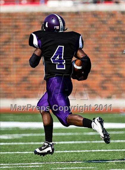 Thumbnail 3 in Everman vs. Highland Park (Tom Landry Classic) photogallery.