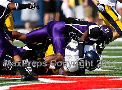 Thumbnail 3 in Everman vs. Highland Park (Tom Landry Classic) photogallery.