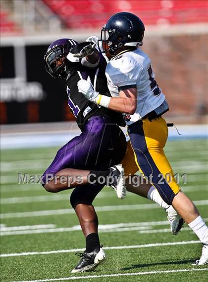 Thumbnail 2 in Everman vs. Highland Park (Tom Landry Classic) photogallery.