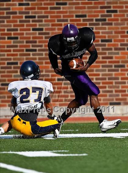 Thumbnail 2 in Everman vs. Highland Park (Tom Landry Classic) photogallery.