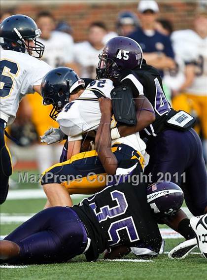 Thumbnail 3 in Everman vs. Highland Park (Tom Landry Classic) photogallery.