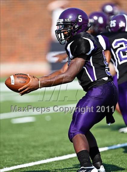 Thumbnail 1 in Everman vs. Highland Park (Tom Landry Classic) photogallery.