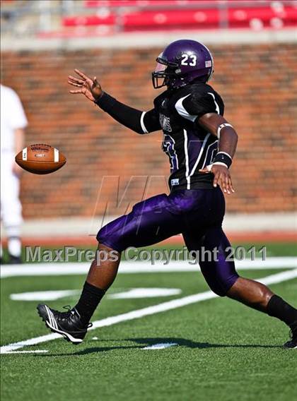 Thumbnail 3 in Everman vs. Highland Park (Tom Landry Classic) photogallery.
