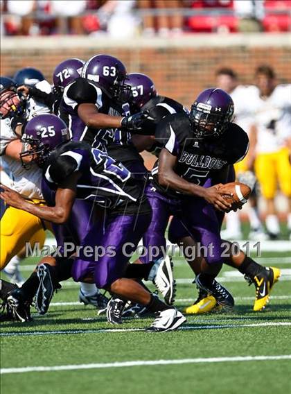 Thumbnail 2 in Everman vs. Highland Park (Tom Landry Classic) photogallery.
